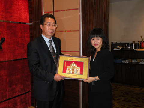 圖二︰林玉鳳副會長代表致送紀念品予全國青聯傑青訪問團申長雨團長