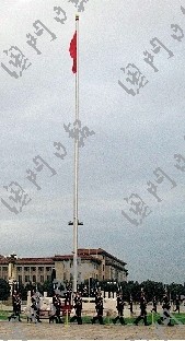 紅色之旅代表團昨觀看天安門廣場升國旗儀式