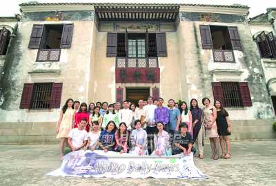 多名參與“蓮韜雅集”的書畫家、收藏家與青年中華文化大使學員合照。