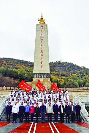 “澳門青年紀念長征活 動”會師儀式出席全員在 紀念碑前合影