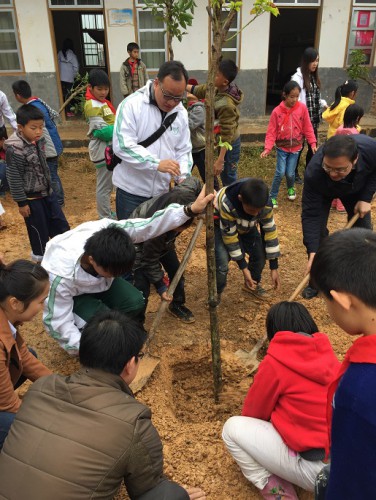 團員們與學生們合作植樹