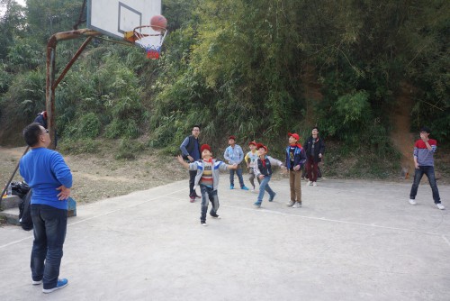 團員與學生們一起打籃球