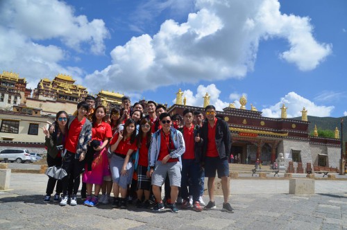 一帶一路青年行！雲南篇_一行參觀有“小布達拉宮”之稱的噶丹松贊林寺
