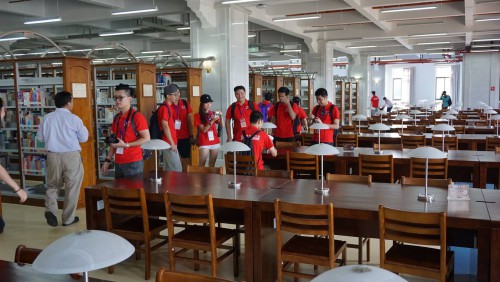 一帶一路青年行！雲南篇_團員參觀雲南大學圖書館，了解該校學生的學習環境