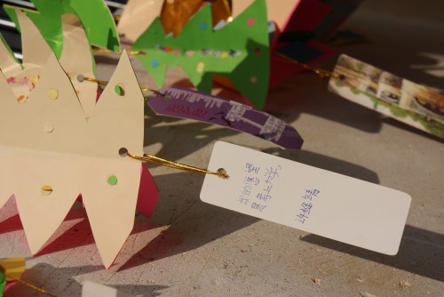 學生們親手製作聖誕樹和心願卡