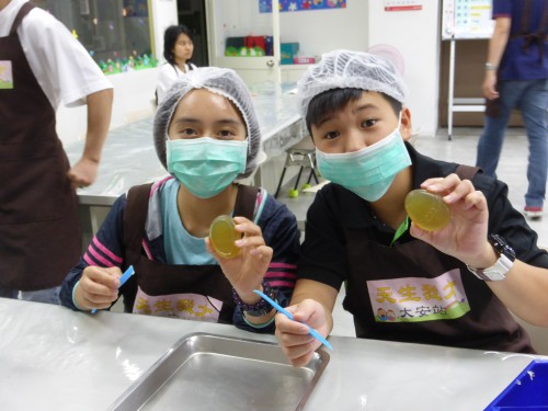 20141001青年100-臺灣社會服務訪問拜訪唐氏症基金會-團員們與唐寶寶們一起做手工肥皂2