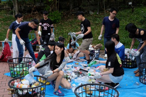 20141001青年100-臺灣社會服務訪問團團員們進行初步垃圾分類回收工作