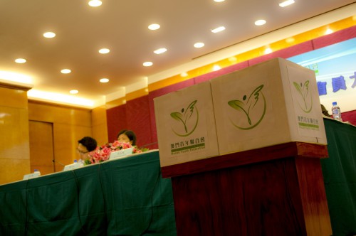 青聯於會員大會現場設置兩個投票箱供會員投放投票紙