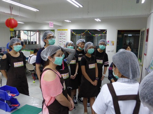 20141001青年100-臺灣社會服務訪問拜訪唐氏症基金會-團員們與唐寶寶們一起做手工肥皂1