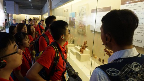 一帶一路青年行！雲南篇_一行於大理市博物館內觀賞文物，了解該地的歷史發展